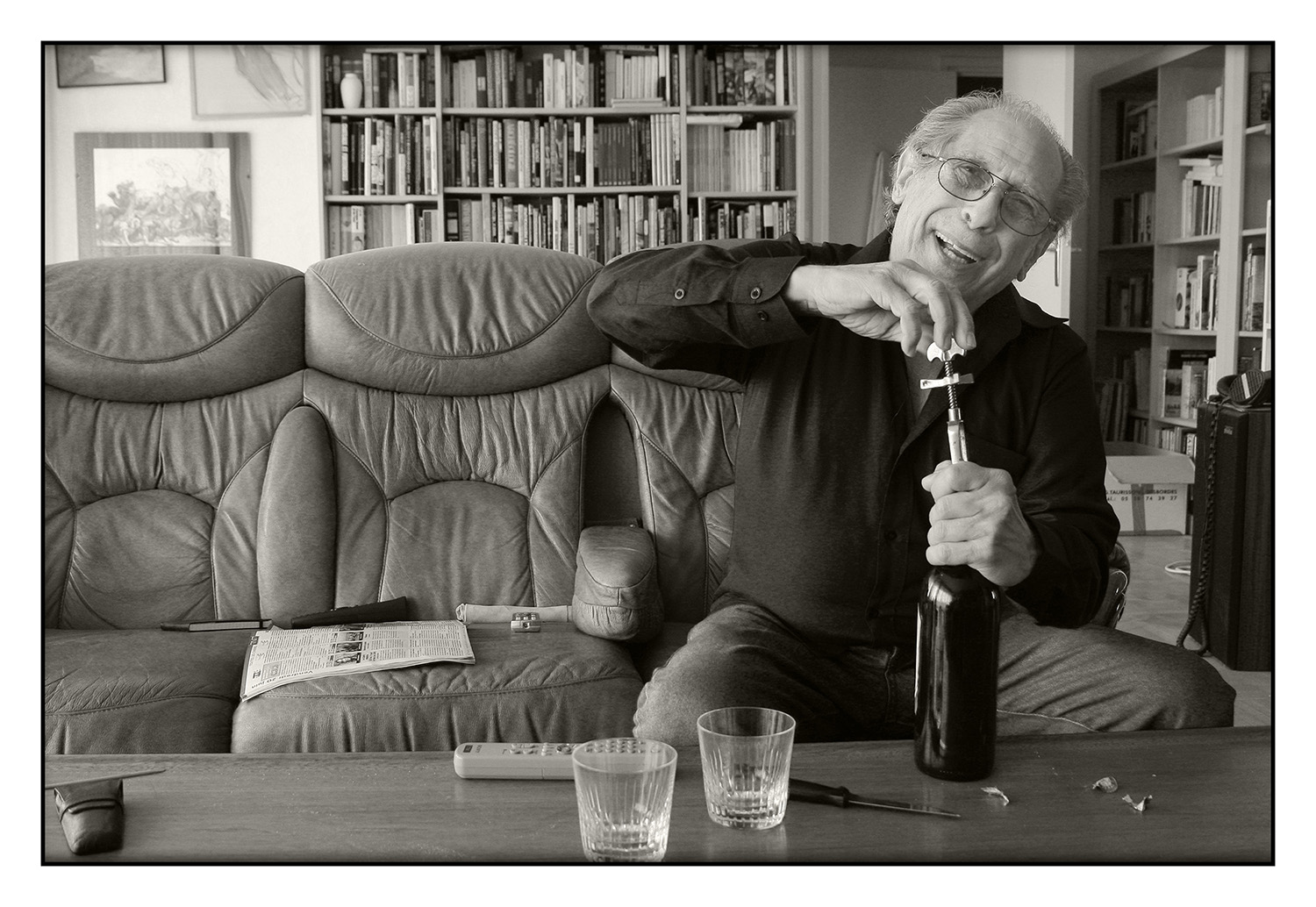 Portrait de Yves Manciet chez lui à l'heure de l'apéro par Michel Létant